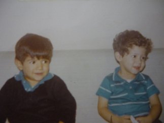 Los hermanos Malpica, escritores de LIJ. Javier a la izquierda y Toño a la derecha. 