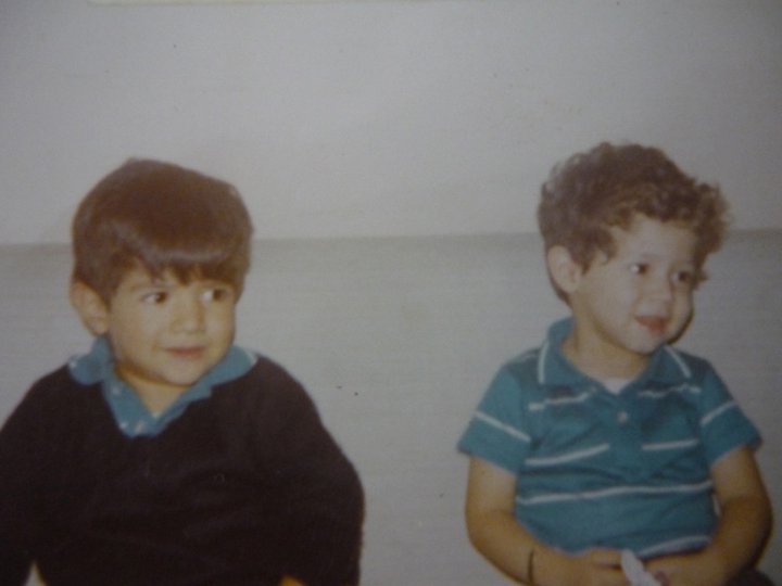 Los hermanos Malpica, escritores de LIJ. Javier a la izquierda y Toño a la derecha. 