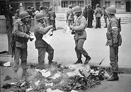 Quemas de libros chile